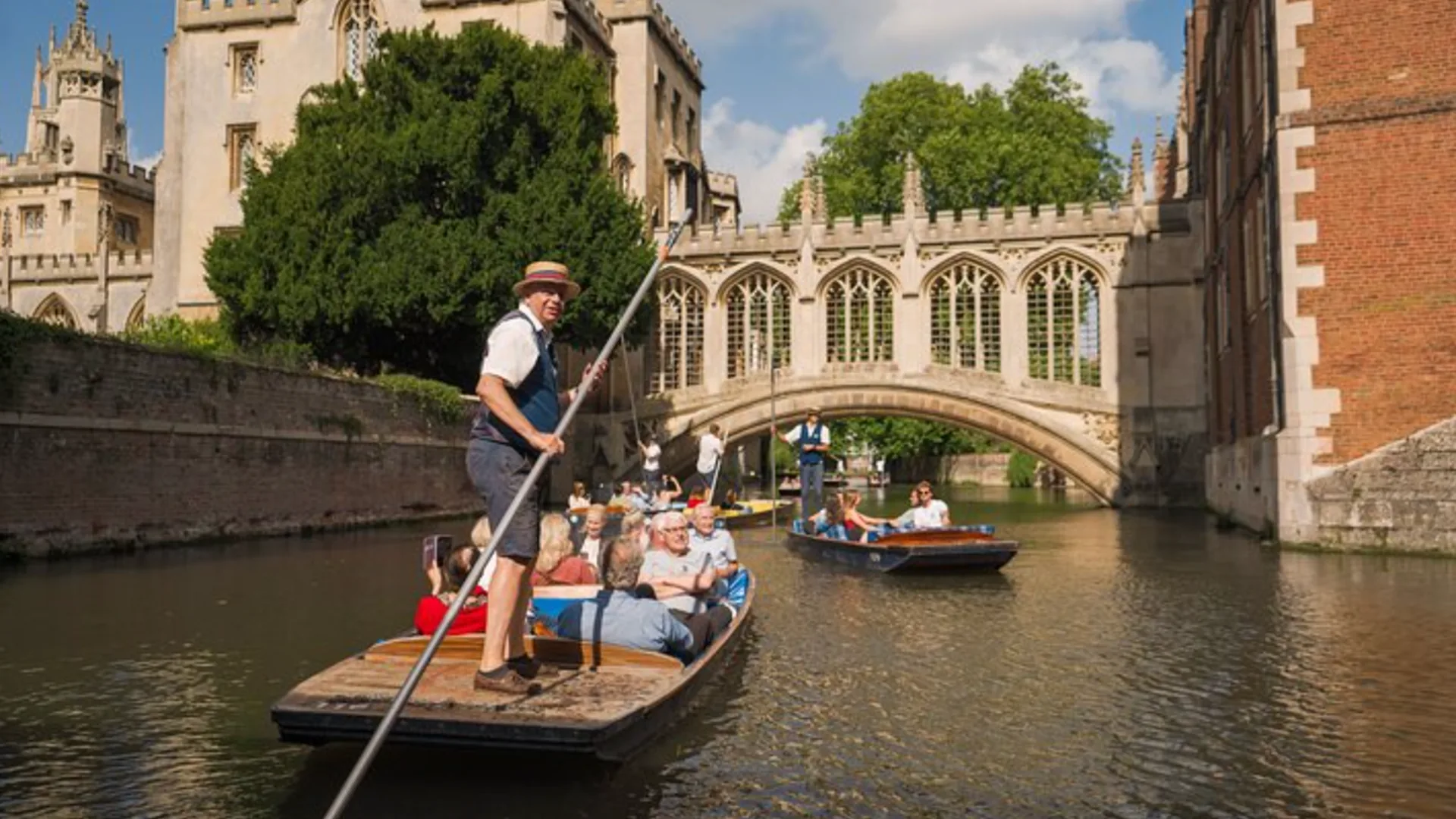 A punt passing under the Bridge of Sighs at St John's College, from the guided punting tour listing